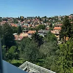 A Red Door Проживание в семье
